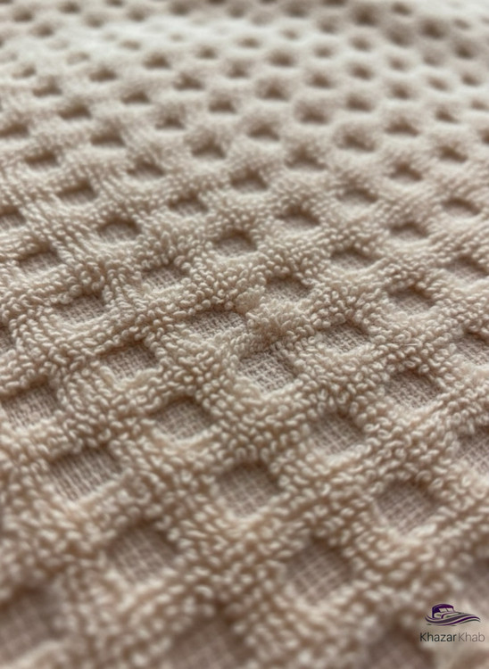 نمای نزدیک از بافت مخملی و مربعی حوله استخری پنبهای برند نارین ساپ